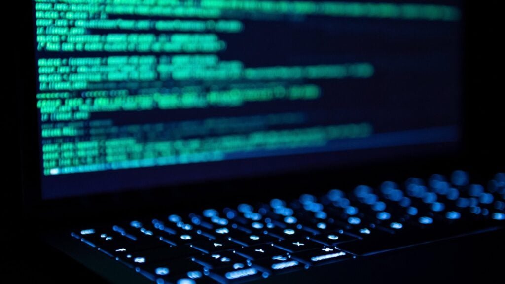 Google, OpenAI e mais de 100 empresas pedem ação global contra ataques cibernéticos com IA