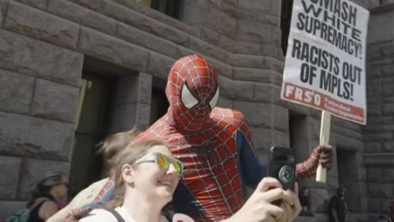Cosplayer do Homem-Aranha dá soco em racista em Minneapolis e é preso