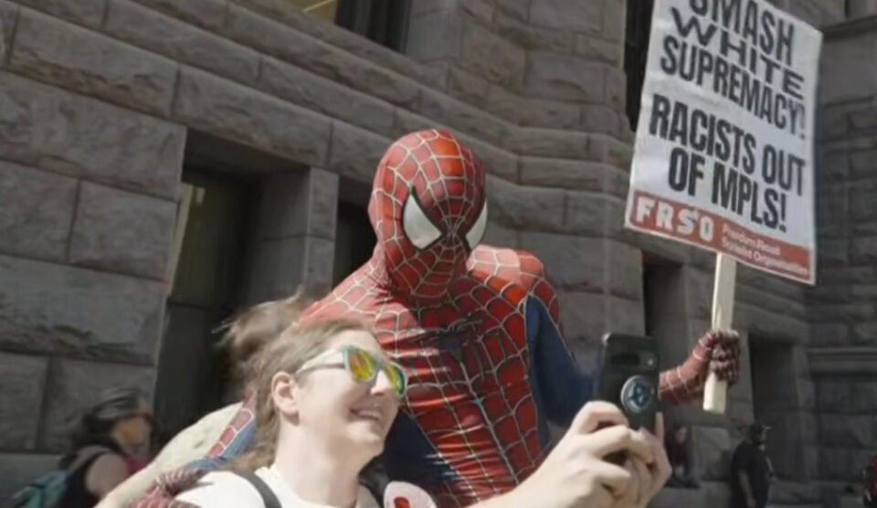 Cosplayer do Homem-Aranha dá soco em racista em Minneapolis e é preso